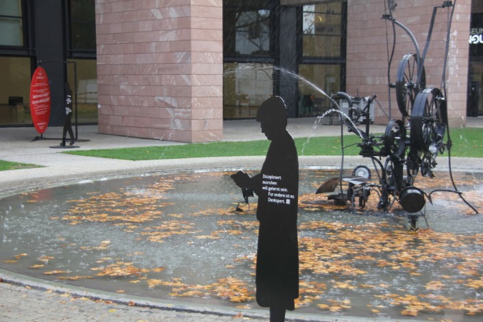 Das Foto zeigt die Silhouetten beim Museum Tinguely in Basel