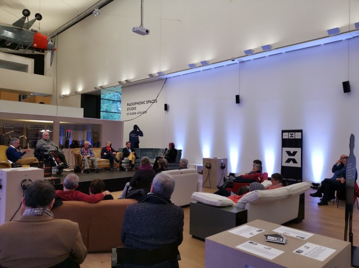 Das Foto zeigt die Besucherinnen und Besucher soweie die Podiumsgäste im Museum Tinguely.