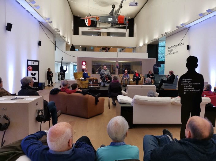 Das Foto zeigt Besucherinnen und Besucher sowie die Podiumsgäste im Museum Tinguely.