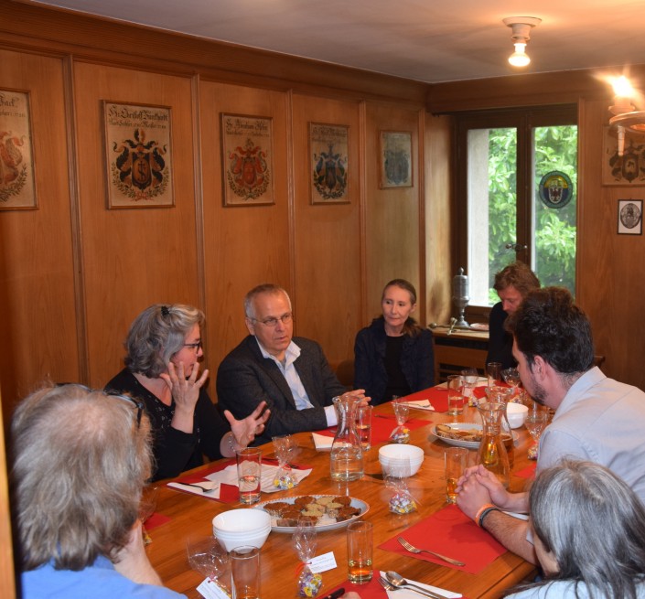 Das Foto zeigt unser Gast beim Austauschen.