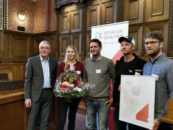 Das Foto zeigt Christoph Brutschin, Regierungsrat Basel-Stadt und Vorsteher des Departements für Wirtschaft, Soziales und Umwelt (links im Bild) bei der Preisübergabe an die Metropol Kurier GmbH.