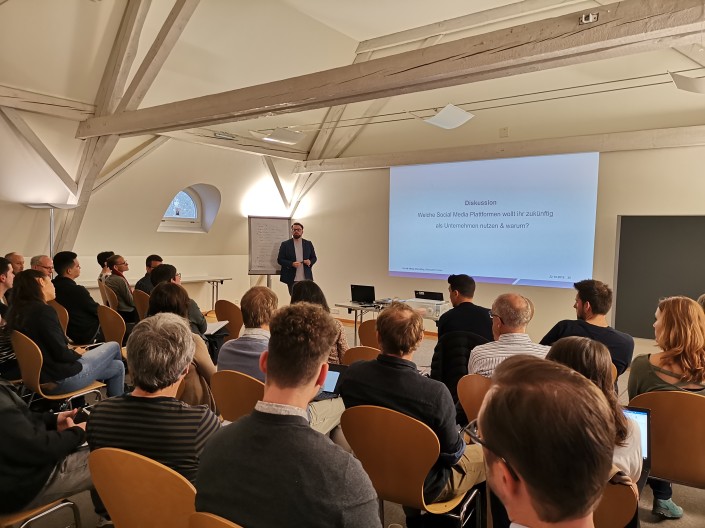 Das Publikum und Seminarleiter Manuel Thomas während dem Referat.