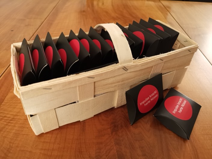 Korb mit den verpackten Baumnüsse