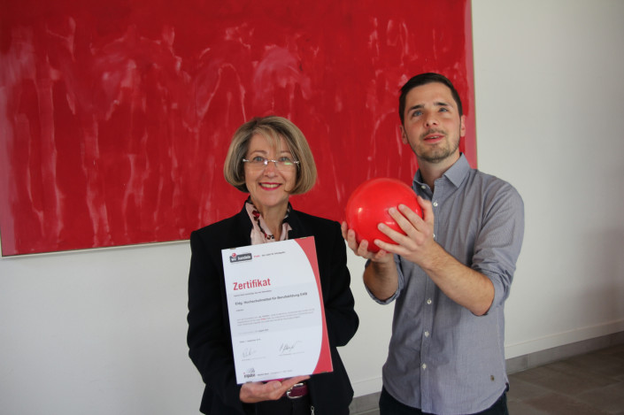 Rita Flühmann-Chieu, Leiterin Human Resources und Jonas Pauchard, Sachbearbeiter Direktionsstab beim EHB mit dem Label iPunkt-Zertifikat.