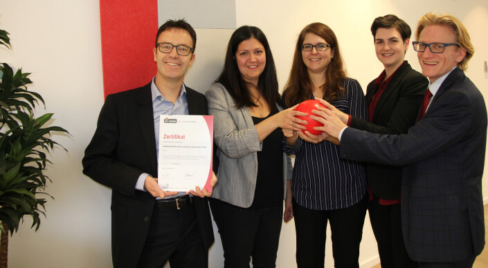 Christoph Wilhelm, Sabrina Weber, Daniela Hauri, Isabell Hunziker und Philipp Anliker von der Raiffeisenbank Aarau Lenzburg mit dem iPunkt Zertifikat.