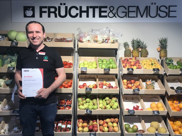 Anton Gjergjaj, Marktleiter SPAR SUPERMARKT Gjergjaj & Co mit dem Label iPunkt-Zertifikat.