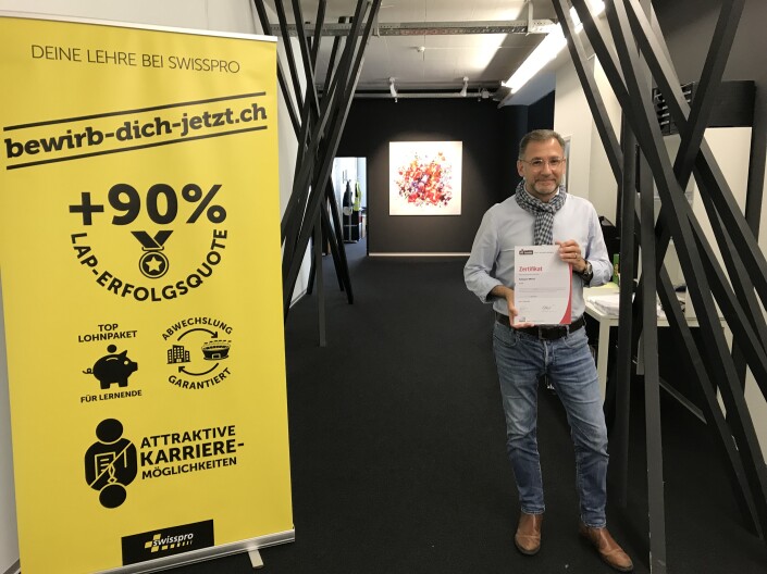 Toni Calabretti, Stellvertretender Standortleiter der Swisspro NW AG und iPunkt-Beauftragter zeigt das iPunkt-Zertifikat.