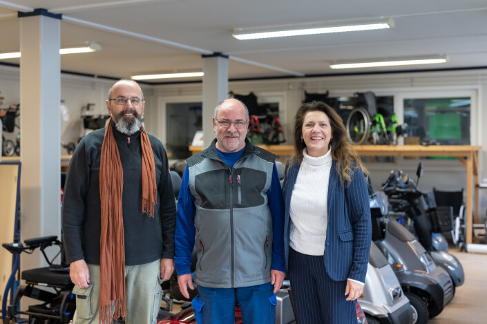 Hansjörg Heinimann, Manuel Martin und Cornelia Chaguaceda-Wenger stehen nebeneinander und posieren im Eingangsbereich für das Foto.