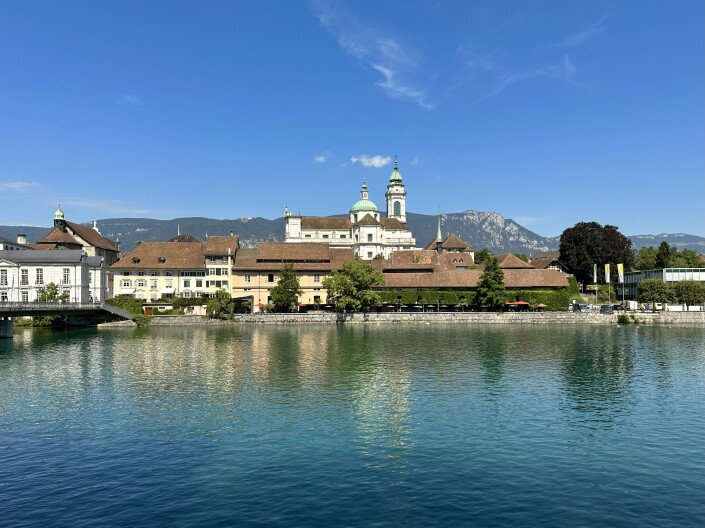 Aussicht an der Aare in Solothurn mit einer Kirche im Hintergrund