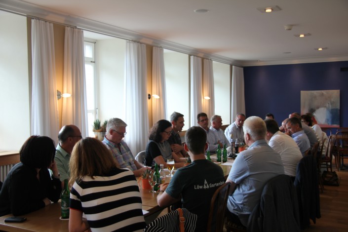 Das Foto zeigt die Teilnehmerinnen und Teilnehmer am iPunkt-Stammtisch 