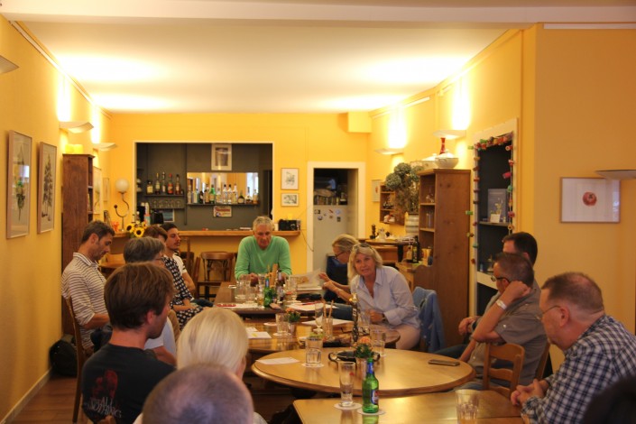 Das Foto zeigt die Stammtisch-Teilnehmer bei der Diskussion