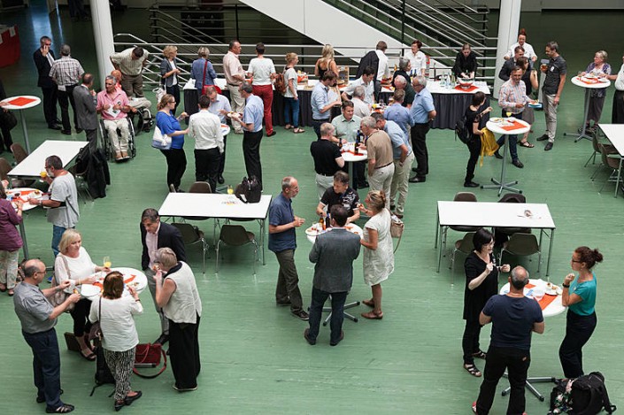 Dieses Foto zeigt Menschen beim Networking