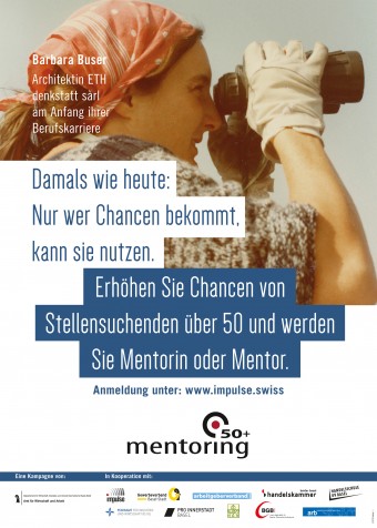 Das Foto zeigt eines der Plakate. Darauf ist Architektin Barbara Buser am Anfang ihrer Berufskarriere zu sehen.