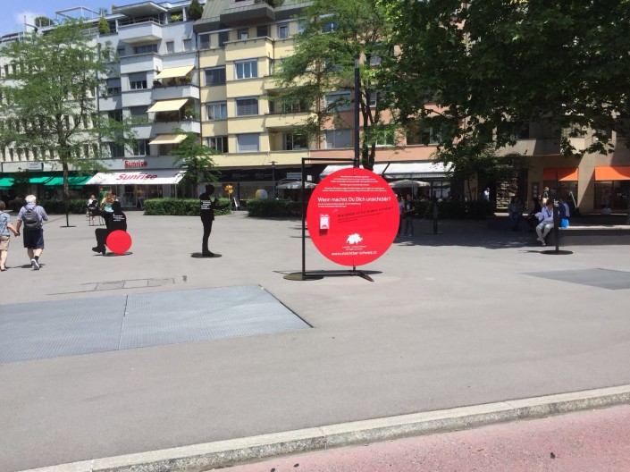 Das Foto zeigt die Silhouetten auf dem Bundesplatz in Zug.