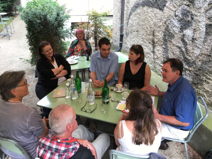 Das Bild zeigt Teilnehmende des Medeintrainings bei der Podiumsveranstaltung im Restaurant Fischerstube in Basel.