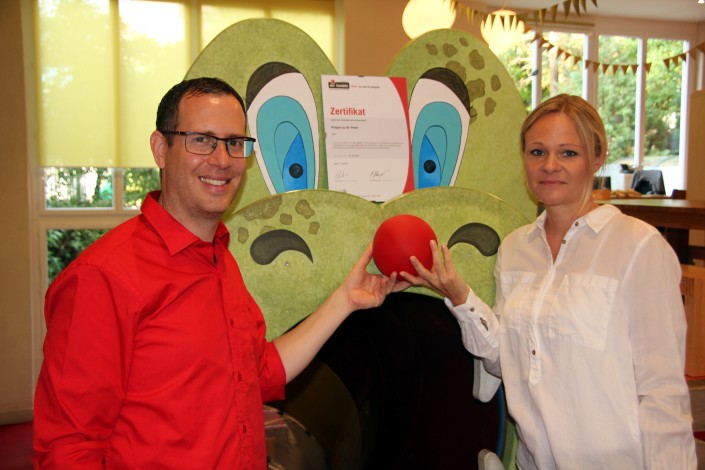Das Foto zeigt Andreas Feldmann und Jennifer Leuthold, Krippenleitung und iPunkt-Beauftragte, mit dem iPunkt Zertifikat